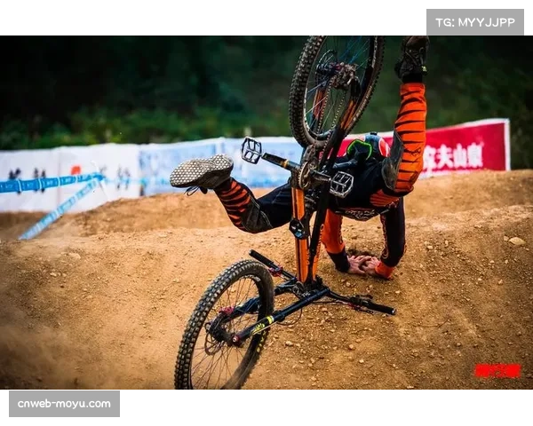 黄佳鑫：精英组速降冠军的赛道哲学与装备选择